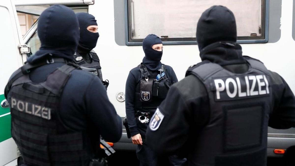Policías alemanes, durante una intervención en la mezquita As-Sahaba, en Berlín.