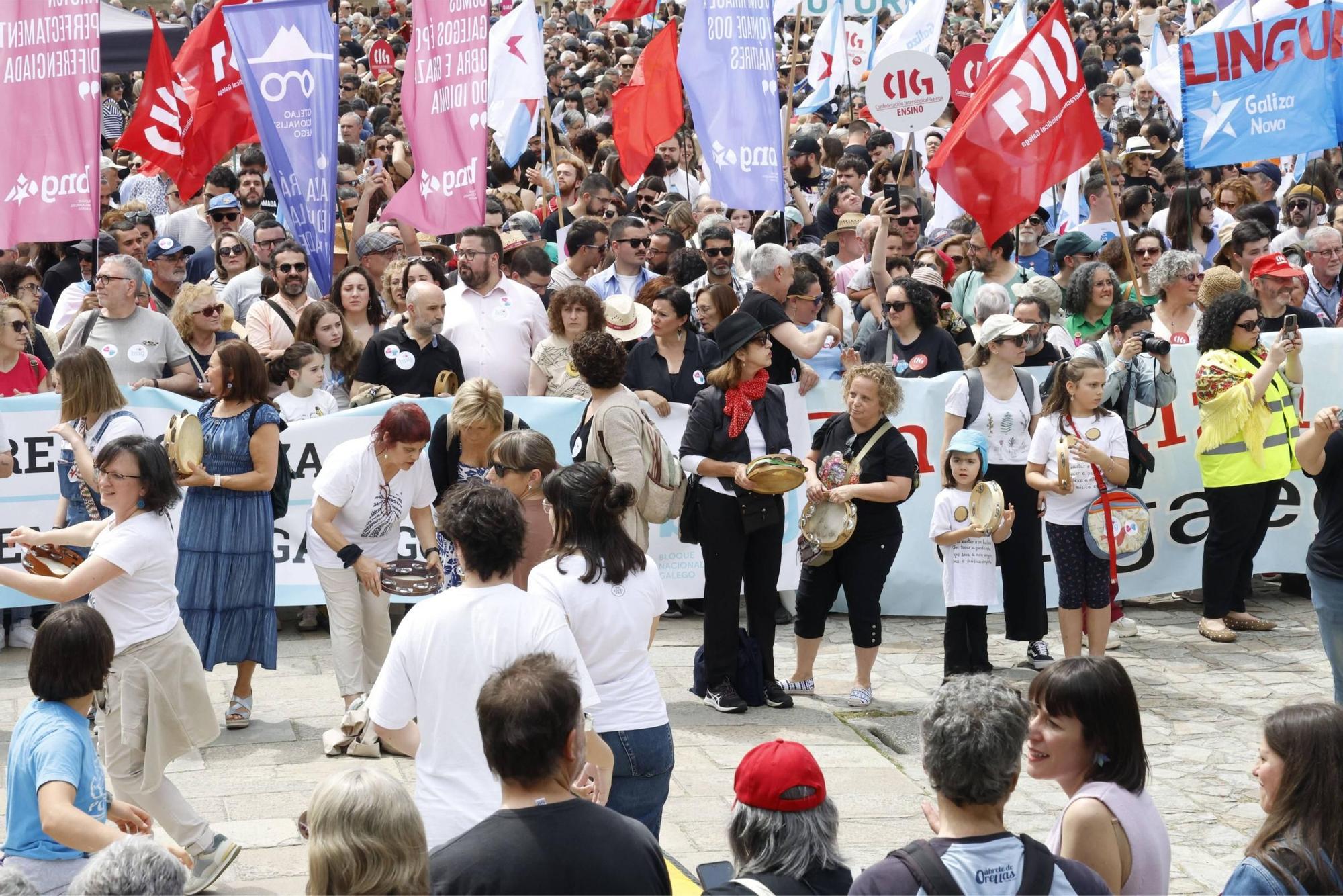Miles de persoas toman as rúas de Santiago en defensa do galego