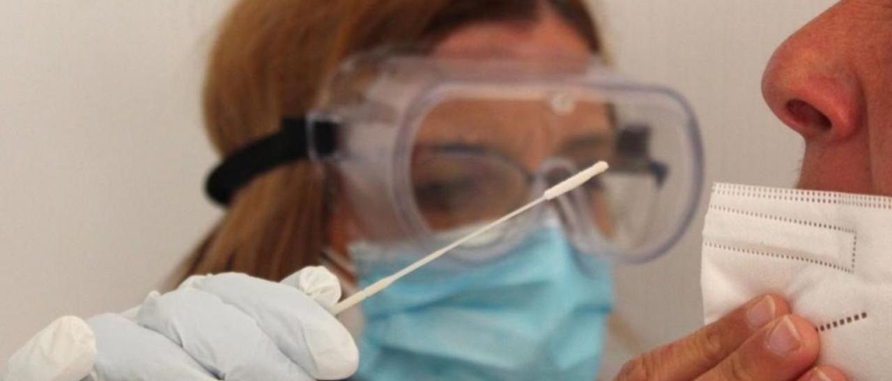 Una sanitària realitza una PCR en una fotografia d’arxiu. | EUROPA PRESS
