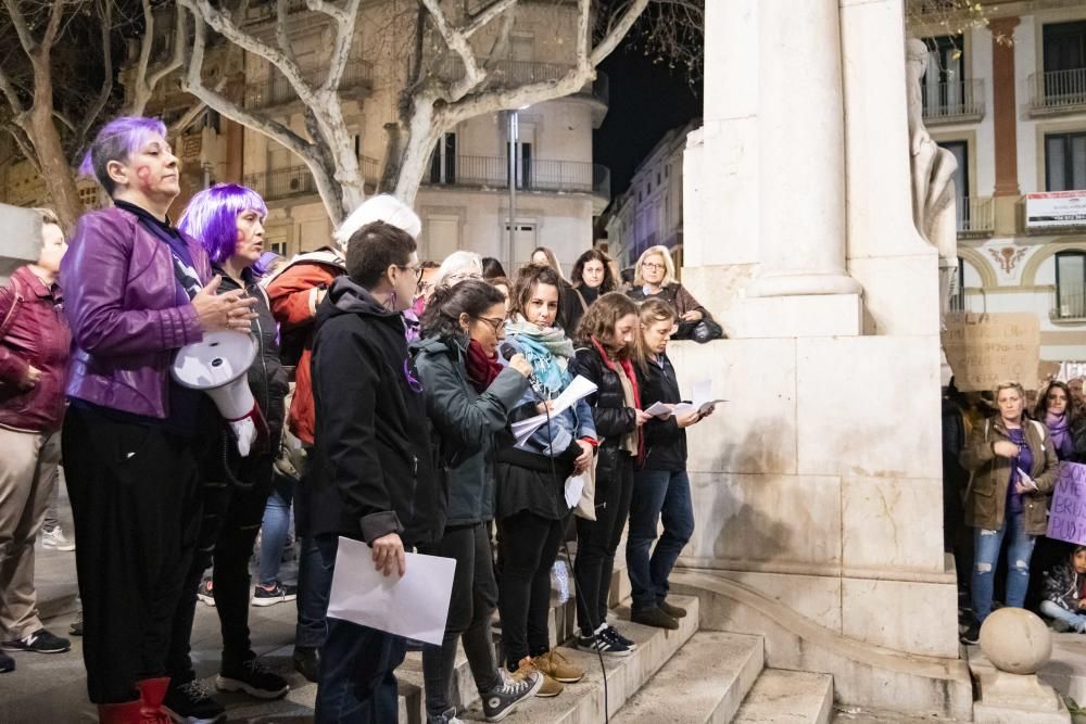 Centenars de persones surten al carrer el 8M