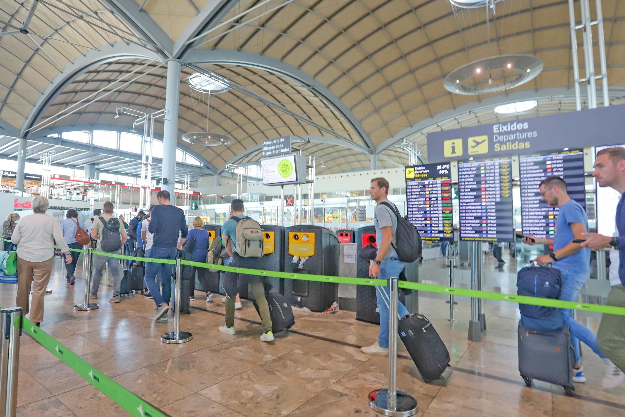 Flujo de pasajeros en la terminal del El Altet