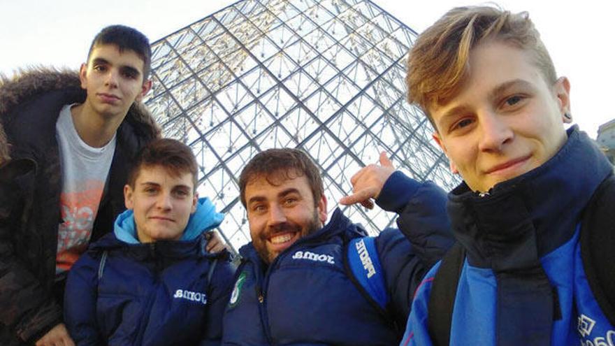 Parte de la expedición taekwondista gallega frente al Louvre, en París. // FDV