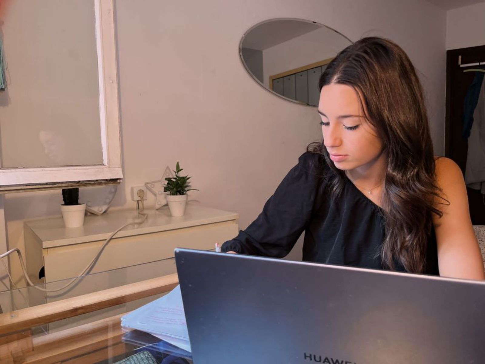 La gijonesa Aitana García trabaja con su ordenador. 