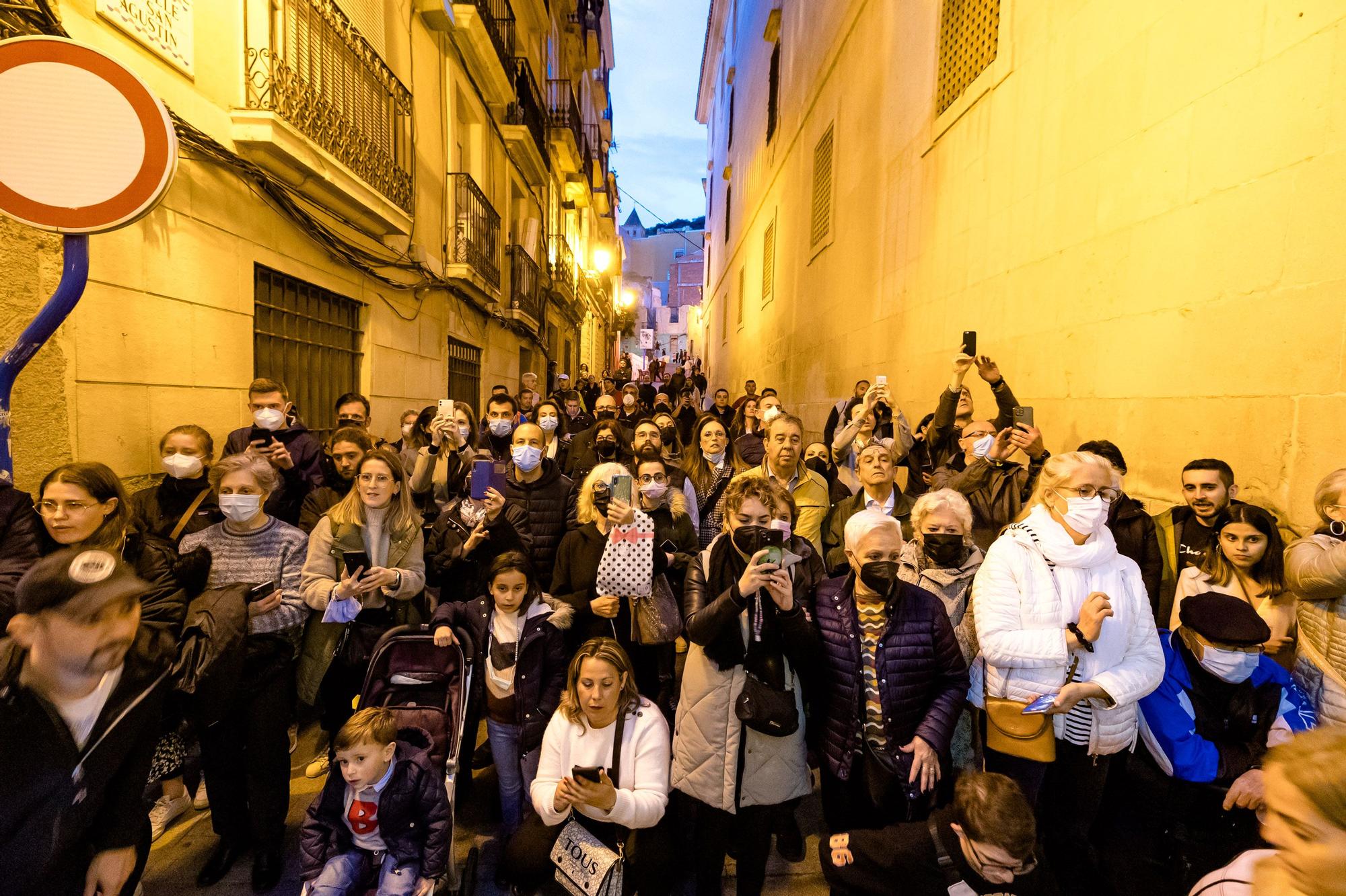 Procesión del Cristo del Mar en Alicante  La hermandad del Santísimo Cristo del Mar, Nuestra Señora de los Dolores Coronada y San Juan de la Palma ha salido a media tarde de su sede en la basílica de Santa María de Alicante.