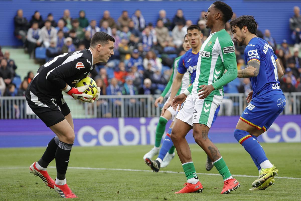El portero del Getafe David Soria (i) atrapa el balón.