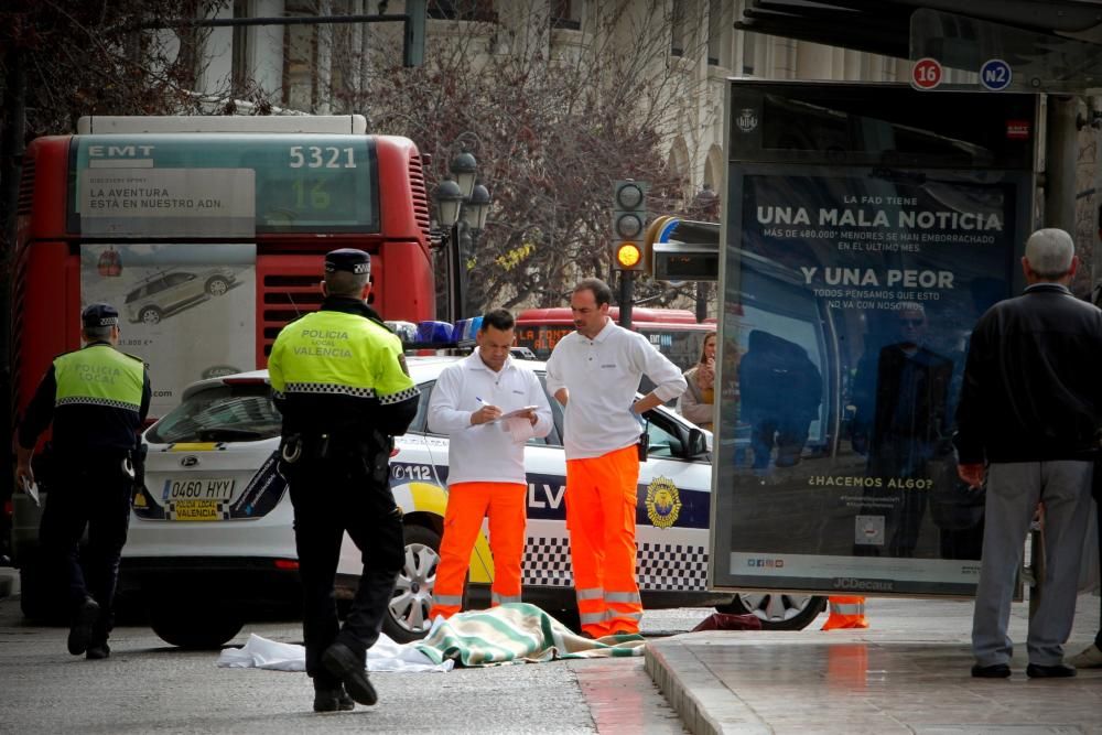 Muere una anciana atropellada por un bus de la EMT