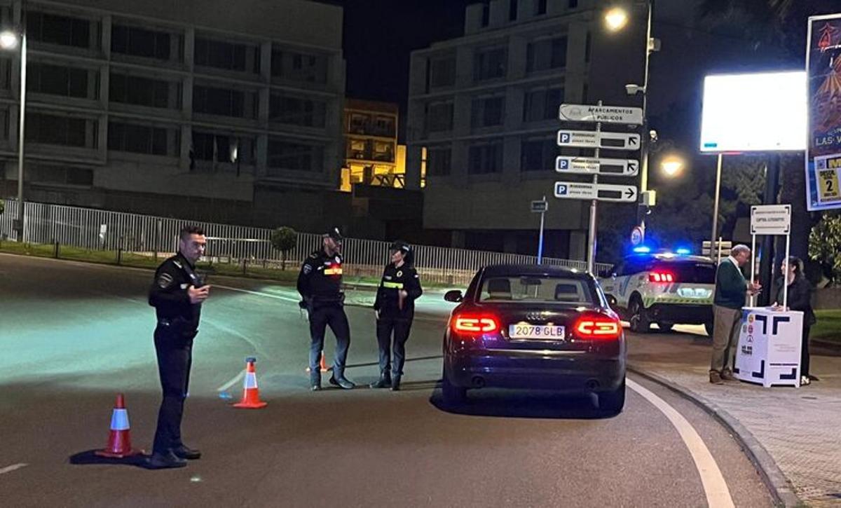 : Control preventivo de alcoholemia realizado por la Policía Local de Mérida, en una imagen de archivo.