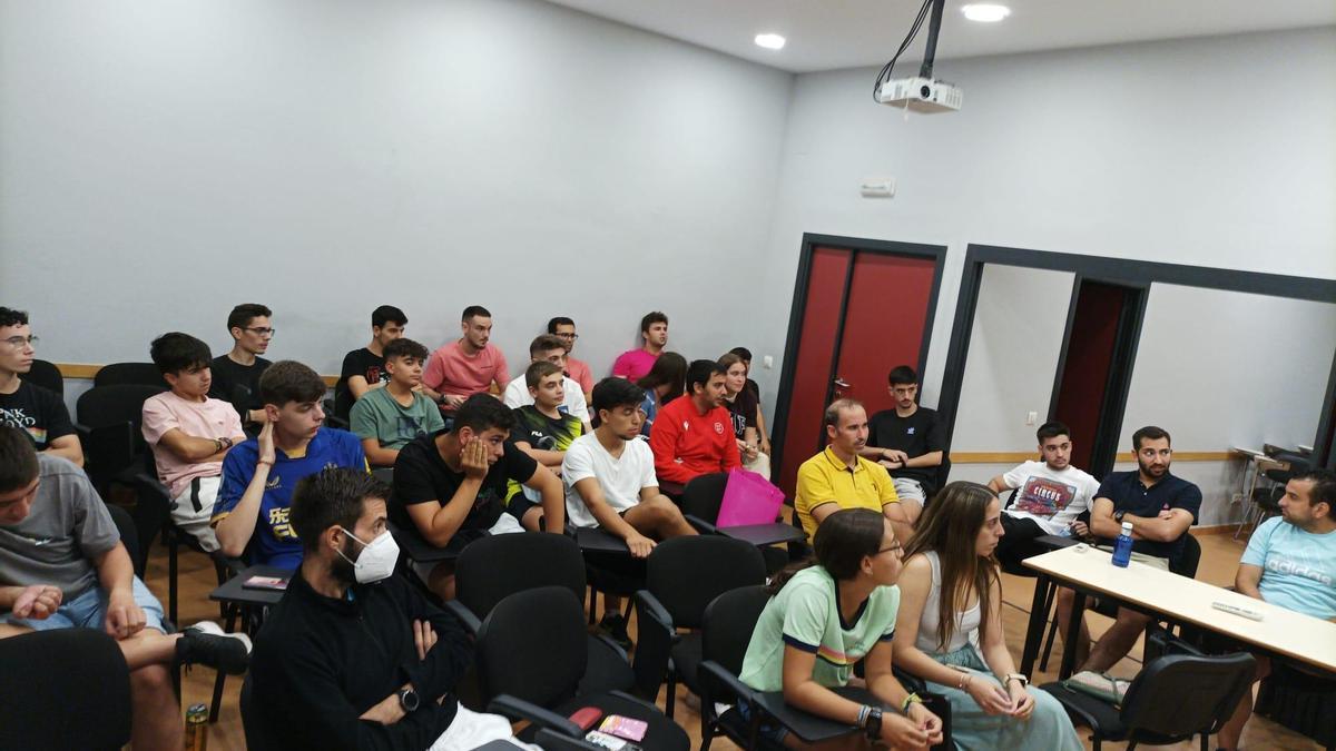 Aspirantes a colegiados, recibiendo clases teóricas en Cáceres.