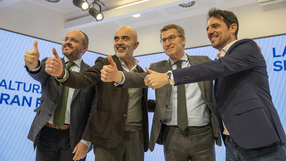 El presidente del PP de Cataluña, Alejandro Fernández; el portavoz del PP a la Alcaldía de Barcelona, Daniel Sirera;  Alberto Núñez Feijóo, y el alcalde de Castelldefels, Manu Reyes.