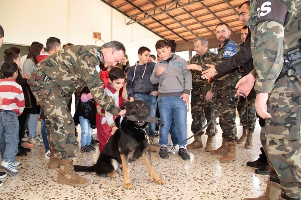 FOTOGALERÍA / La Brigada Líbano entrega juguetes a niños de un orfanato