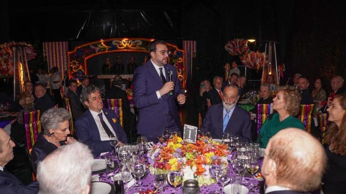 De espaldas, Carlos Casanueva y Antonio Suárez. De frente, por la izquierda, Antonio Cossío, Conchita Pando de Cossío, el cónsul de España en México, Adrián Barbón, Carlos Slim y Mercedes Sánchez Navarro.