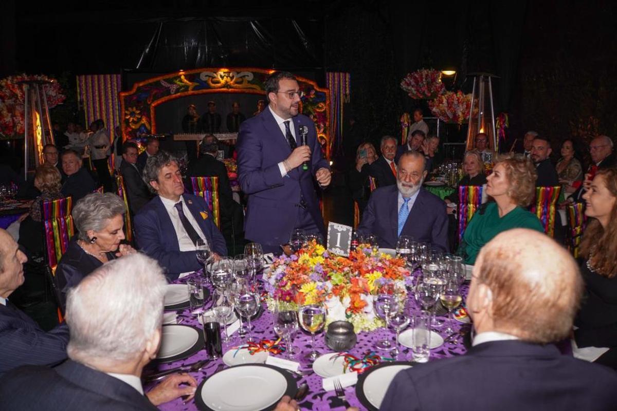 De espaldas, Carlos Casanueva y Antonio Suárez. De frente, por la izquierda, Antonio Cossío, Conchita Pando de Cossío, el cónsul de España en México, Adrián Barbón, Carlos Slim y Mercedes Sánchez Navarro.