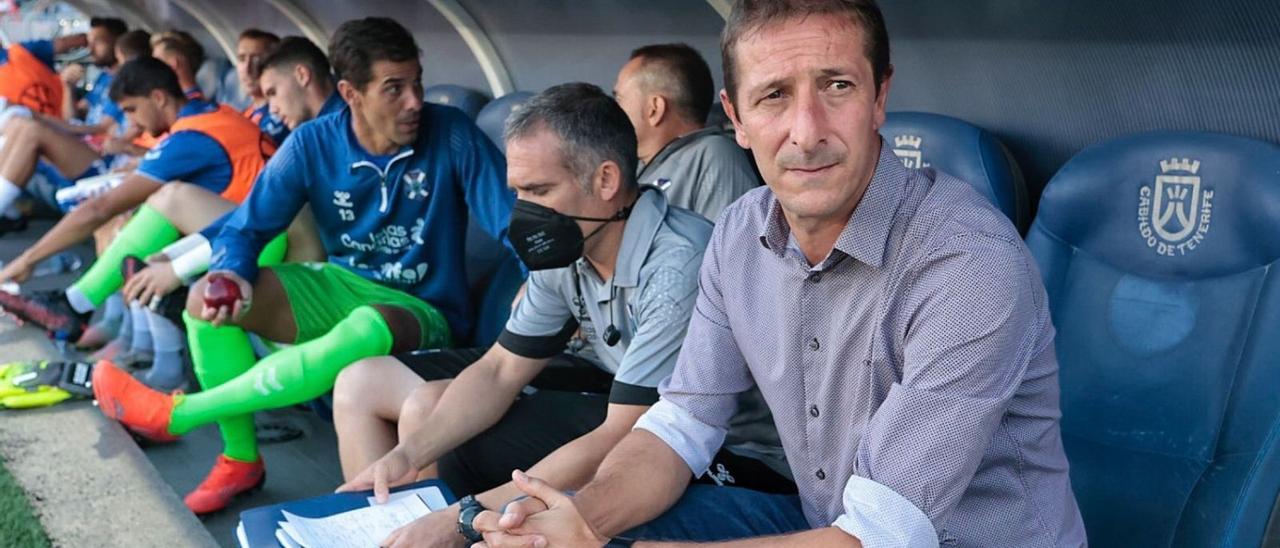 Luis Miguel Ramis, en el banquillo local del Heliodoro Rodríguez López antes del partido con el Burgos.
