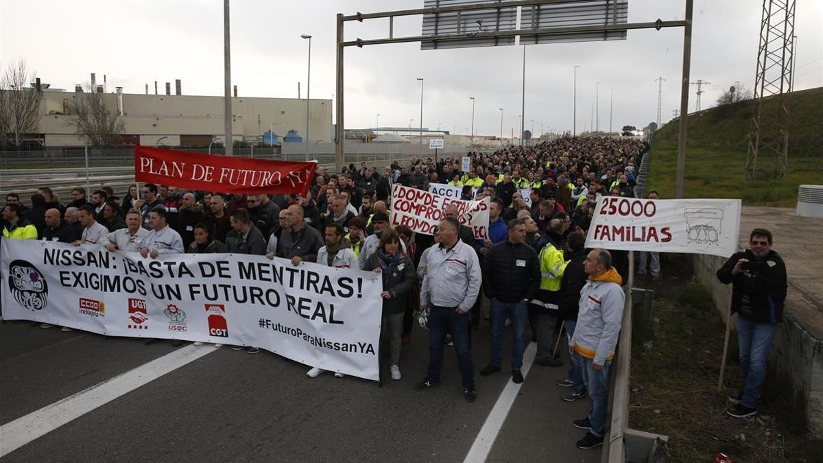 Los trabajadores de Nissan cortan la Ronda Litoral durante su protesta.