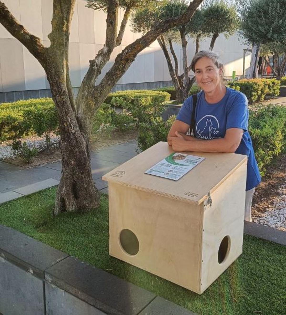 Una integrante de Adana, junto a una de las casetas colocadas en El Faro dentro de la campaña de sensibilización.