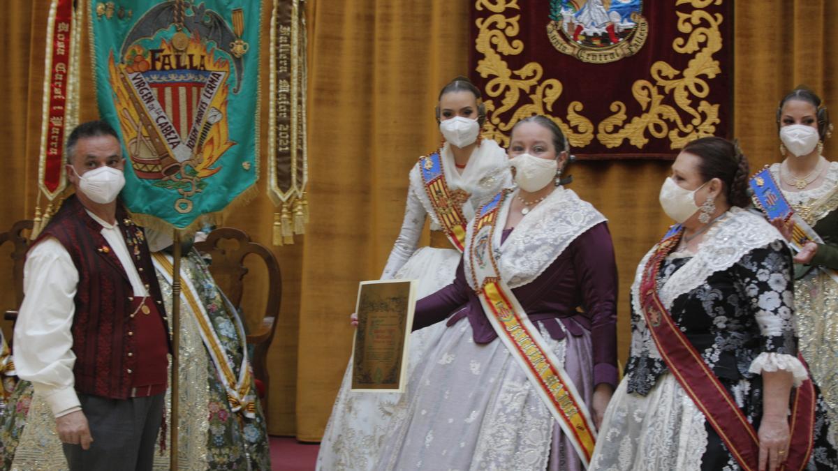 Virgen de la Cabeza, cuando recibió el &quot;bunyol de brillants&quot; colectivo el pasado mes de abril.