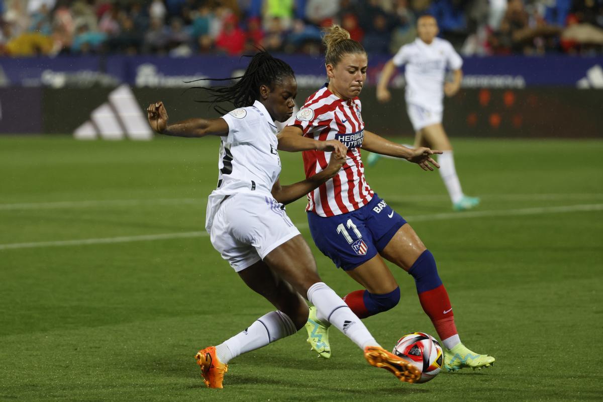 LEGANÉS (C.A. DE MADRID), 27/05/2023.-La centrocampista francesa del Real Madrid Naomie Feller (i) disputa una posesión ante Carmen Menayo , defensa del Atlético de Madrid durante el partido de la final de la Copa de la Reina disputado este sábado en el estadio de Butarque, en Leganés. EFE/JuanJo Martín