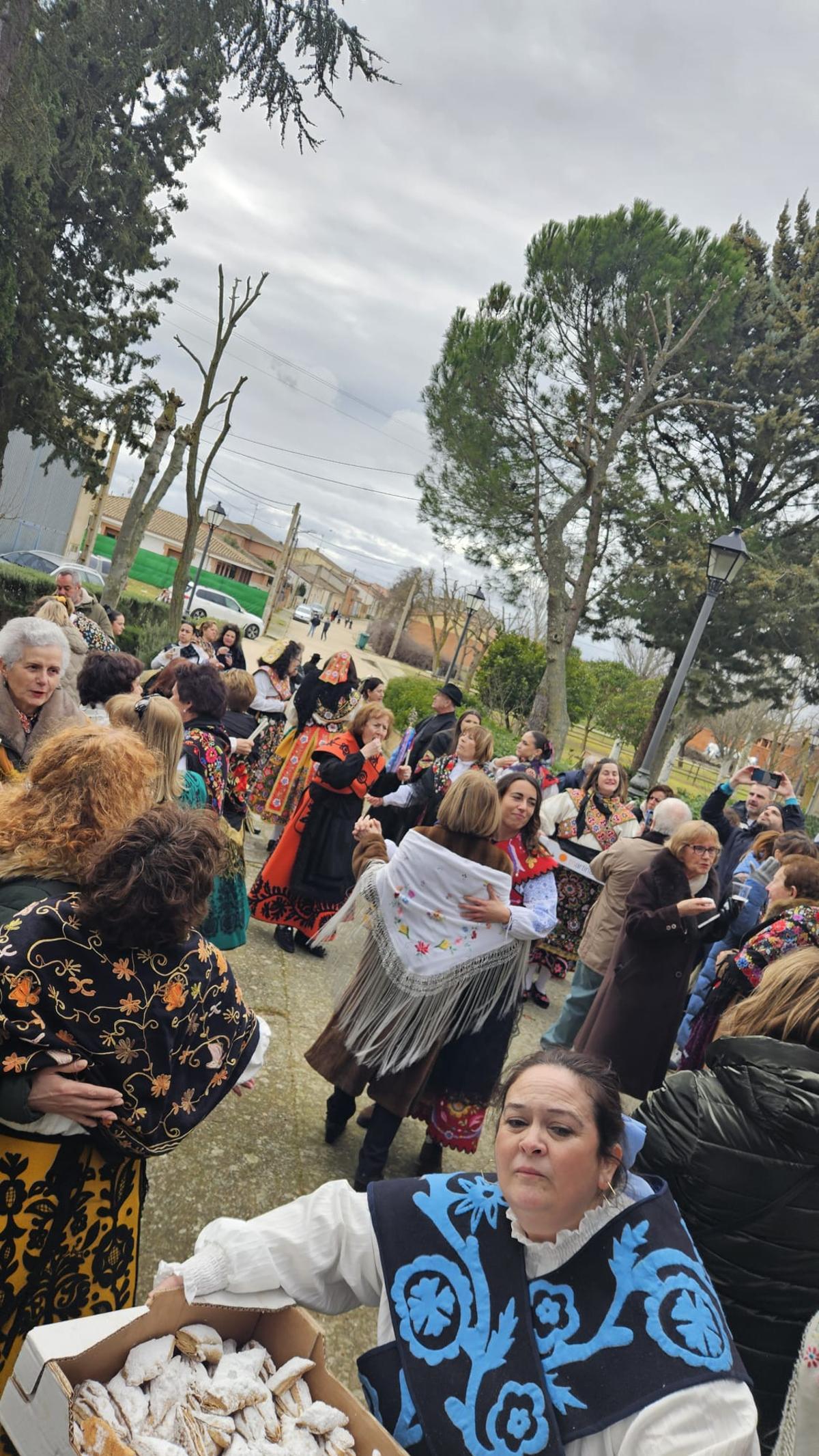 GALERÍA | Las águedas de Pajares salen procesión y bailan La Peregrina