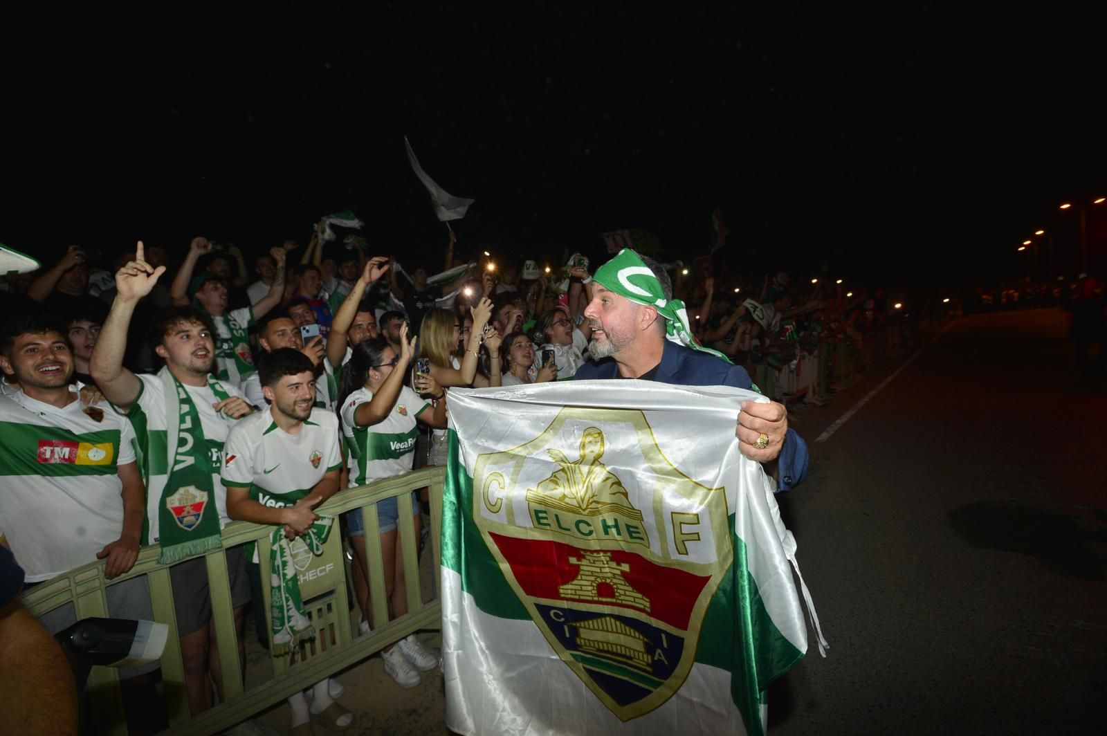 La afición del Elche recibe a los héroes del ascenso a su llegada al Martínez Valero