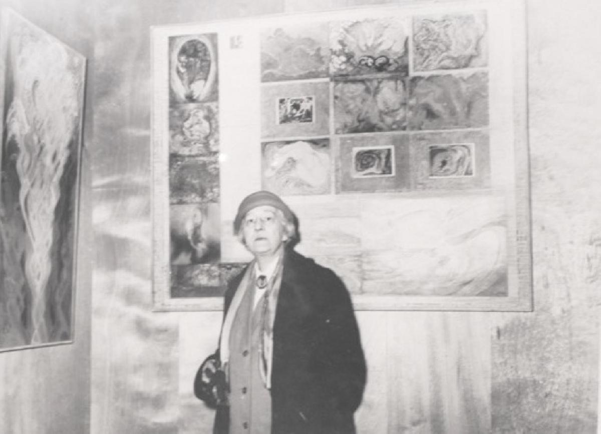 Louise Janin delante de sus 'Cosmogramas'.