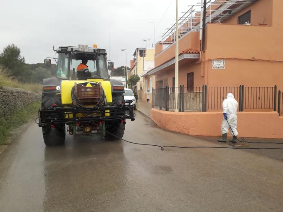 Los tractores se suman a la limpieza de Manises