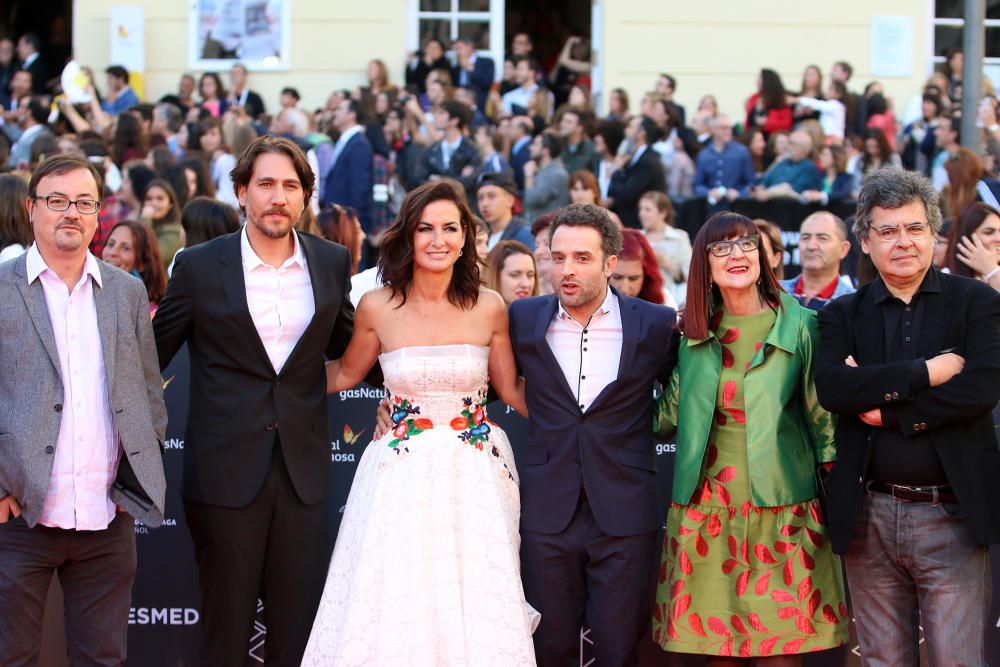 El Festival comienza con el tradicional baño de masas de los actores y actrices en la alfombra roja de la gala inaugural del certamen