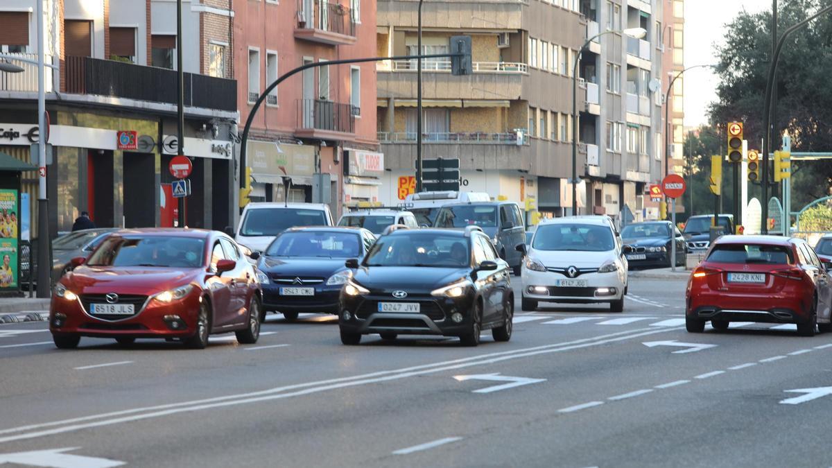 Varios coches circulando por la avenida Goya de Zaragoza.