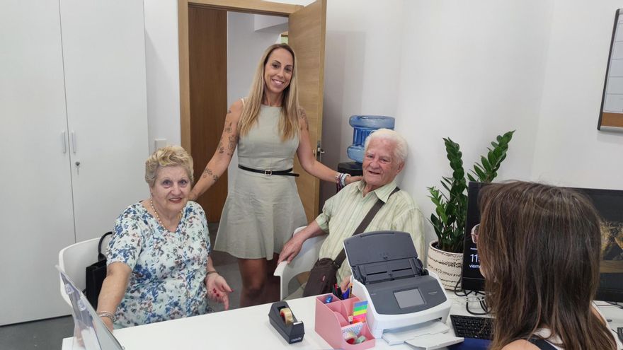Ibiza pone en marcha un servicio para acompañar a los mayores a hacer trámites o al cajero automático
