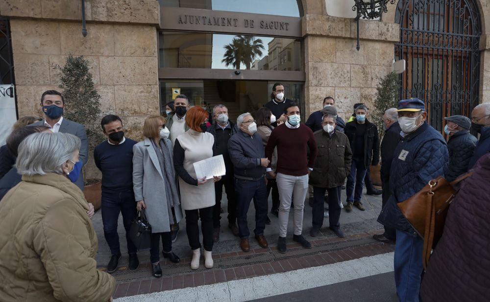 Vecinos de Sagunt protestan por la falta de atención personal en la banca.