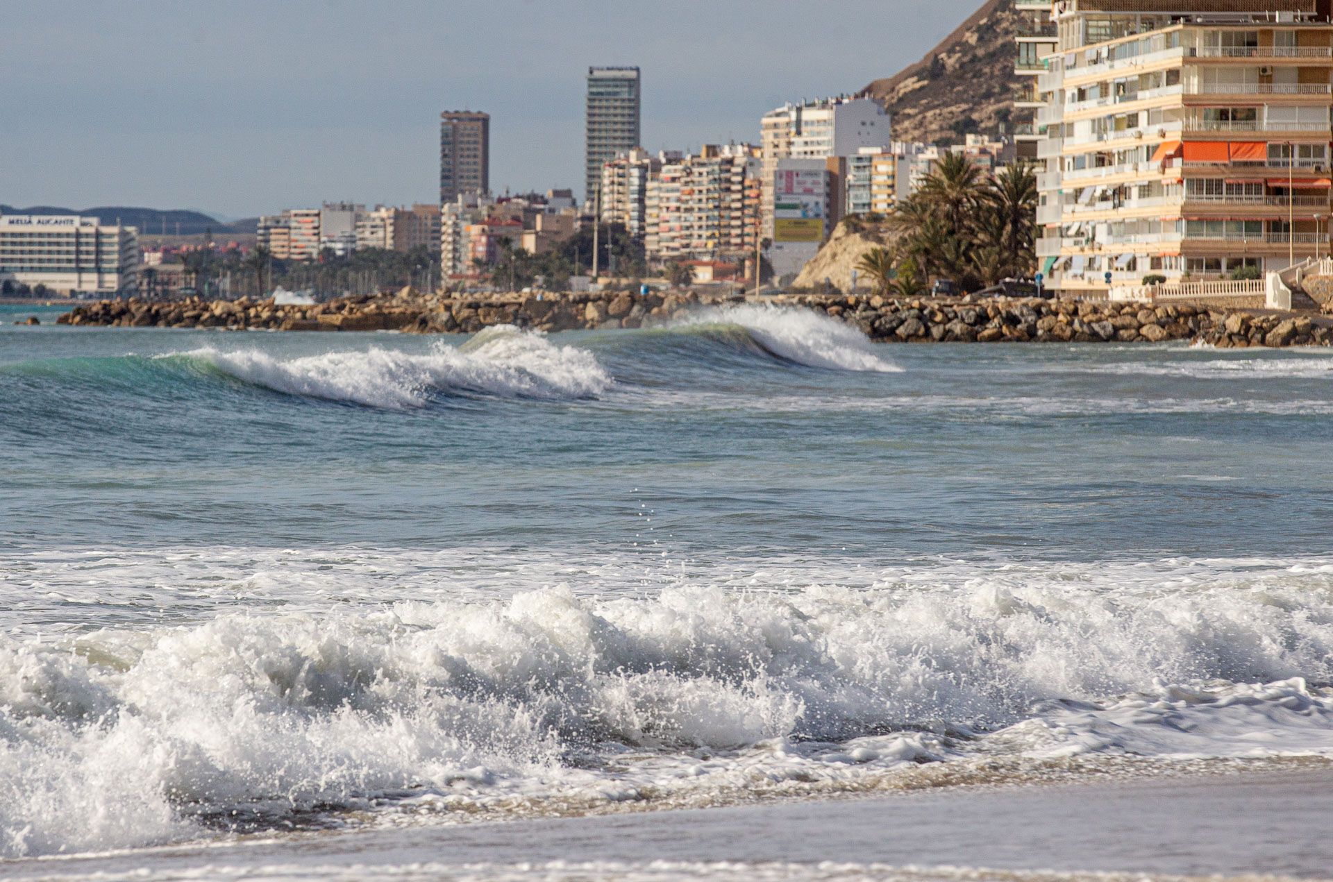 El temporal se deja notar en las playas de Alicante