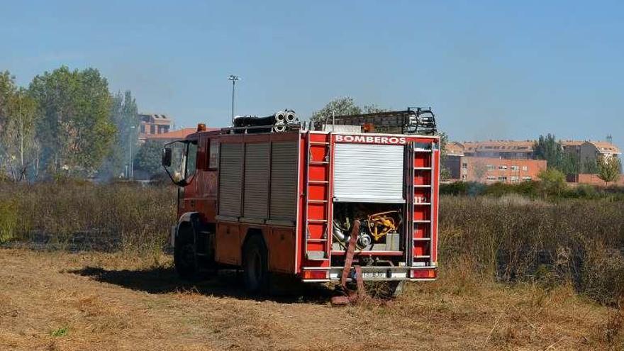 Un vehículo del parque de bomberos de Benavente, durante un fuego.