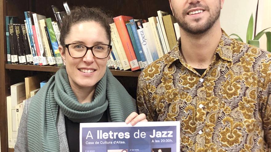 La edil de Cultura, Aurora Serrat, y el trompetista Pepe Zaragoza, durante la presentación del ciclo.