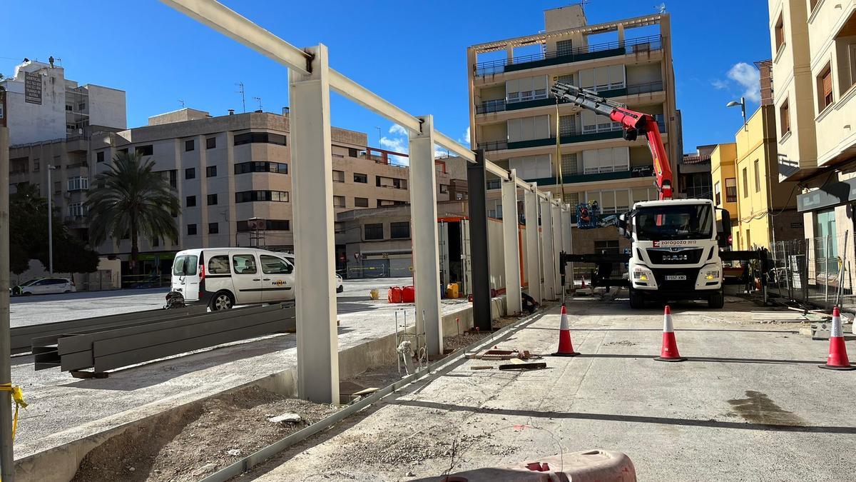 Comienza la instalación de las vigas que soportarán las pérgolas de la plaza del Zapatero de Elda.