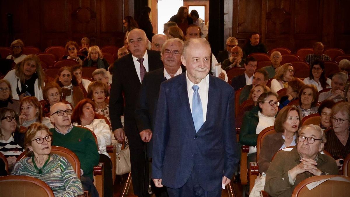 Leopoldo Tolivar abre la entrada de los participantes en el pregón de la Balesquida, que tuvo lugar en el Teatro Filarmónica