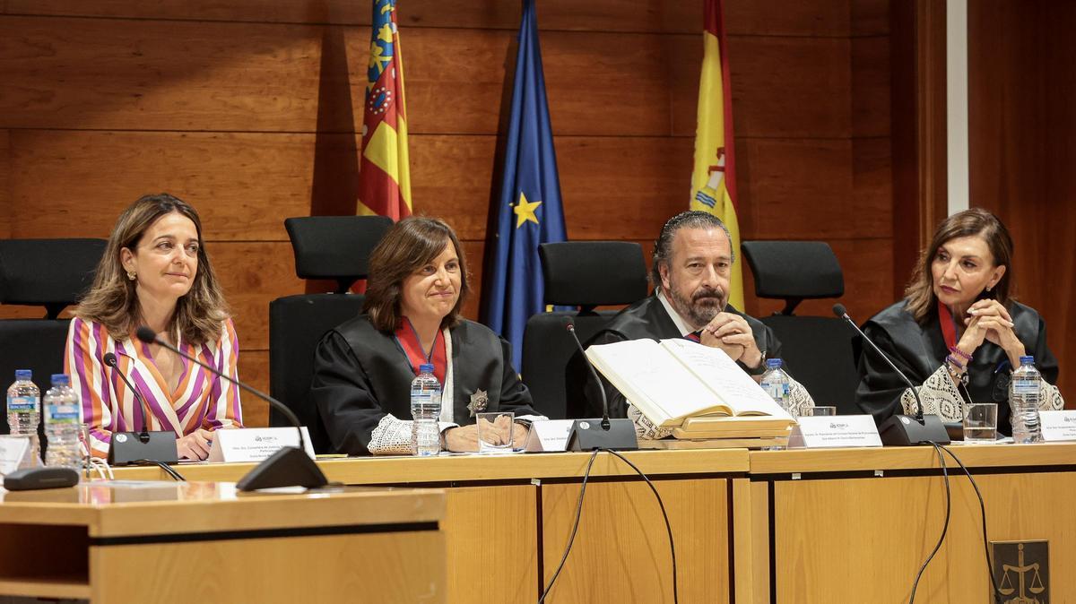 Acto de imposición de Togas y Juramento o Promesa de las colegiadas y colegiados incorporados en el último año al Ilustre Colegio Oficial de Procuradores de Alicante