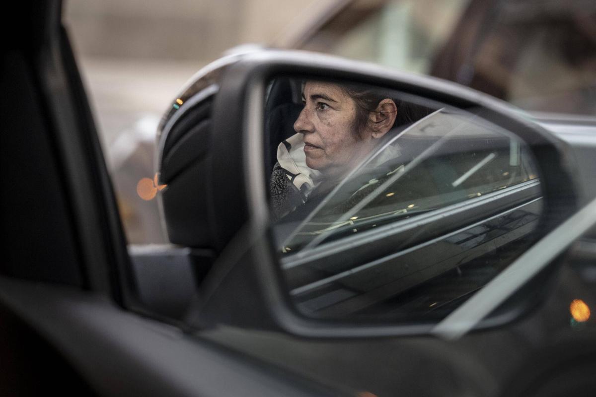 Sabadell 20/01/2025 Josep Anton Roncalés y Nuria, pareja de Sabadell que se ha visto obligada a dormir en su coche después de ser desahuciados de su piso. Duermen en un aparcamiento privado y en la plaza contigua guardan todas las pertenencias que sacaron de su piso después del desahucio Fotografía de Ferran Nadeu