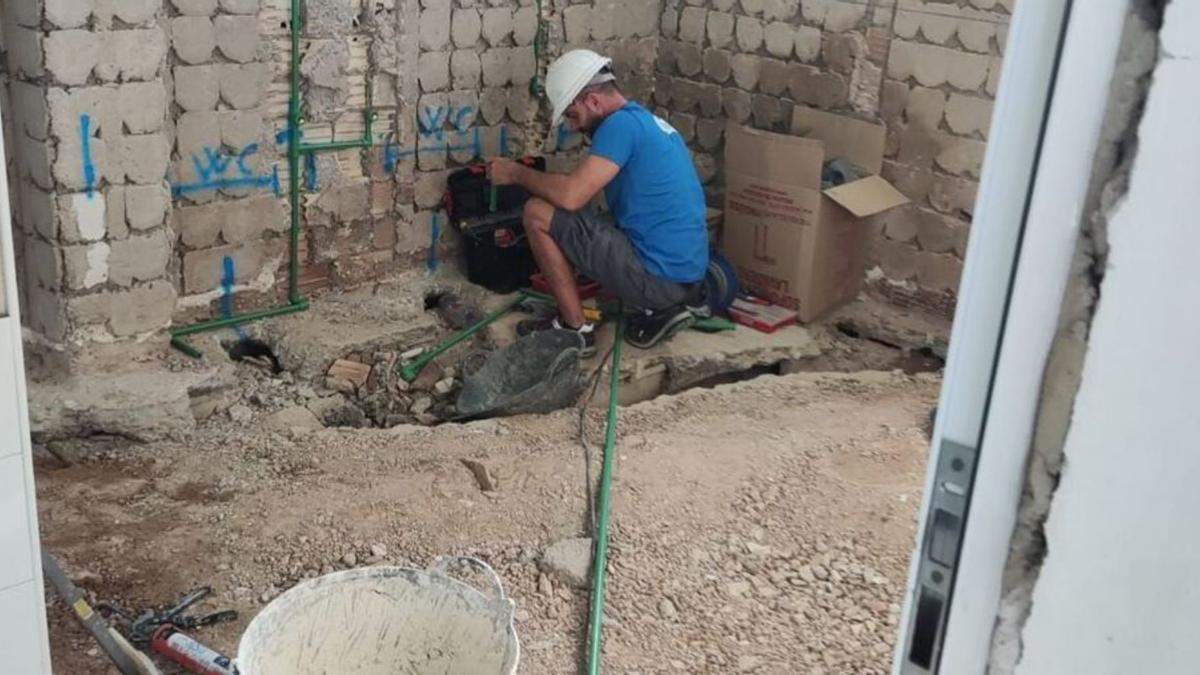 Obras en uno de los centros educativos de Cartagena, ayer. | A.C.