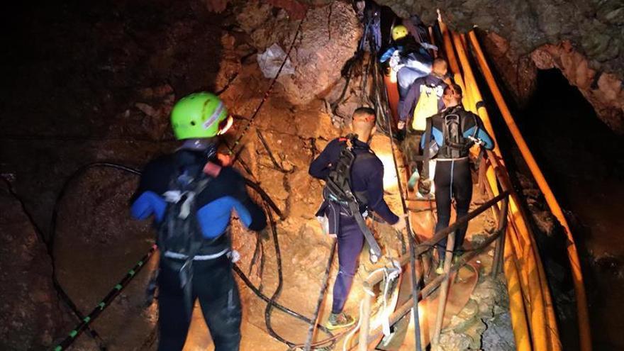 Rescatados cuatro de los niños atrapados en una cueva en Tailandia
