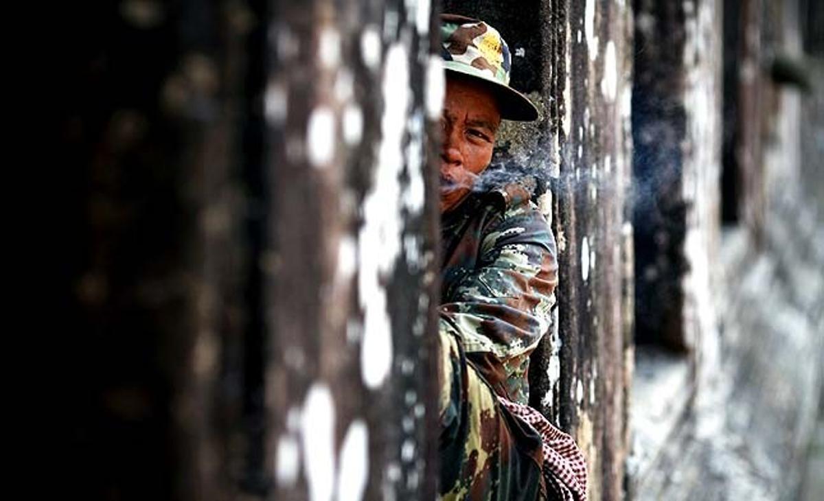 Un soldat cambodjà fuma un cigarret al temple de Preah Vihear, a la frontera entre Tailàndia i Cambodja.