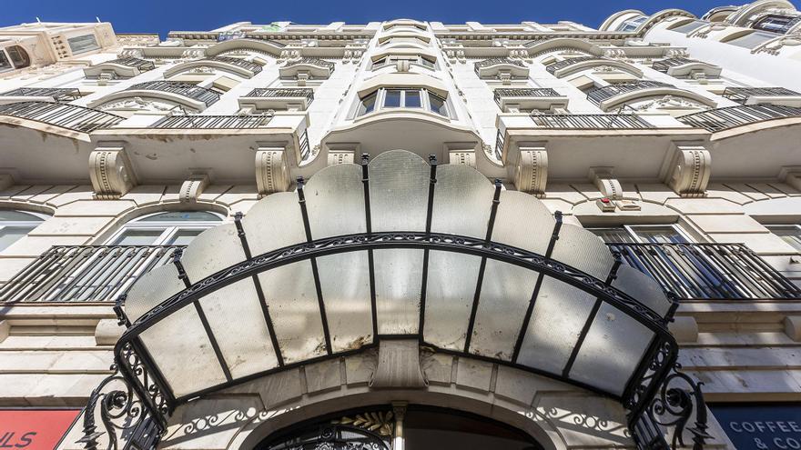 El primer gran edificio de la Explanada de Alicante
