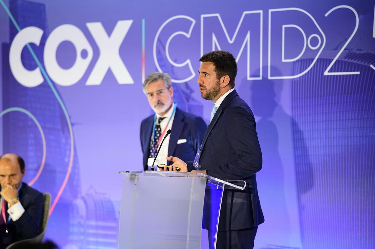 El presidente de Cox, Enrique Riquelme, durante el Capital Markets Day que ha celebrado la empresa en Londres. En segundo plano, el CEO de la compañía, Nacho Moreno.