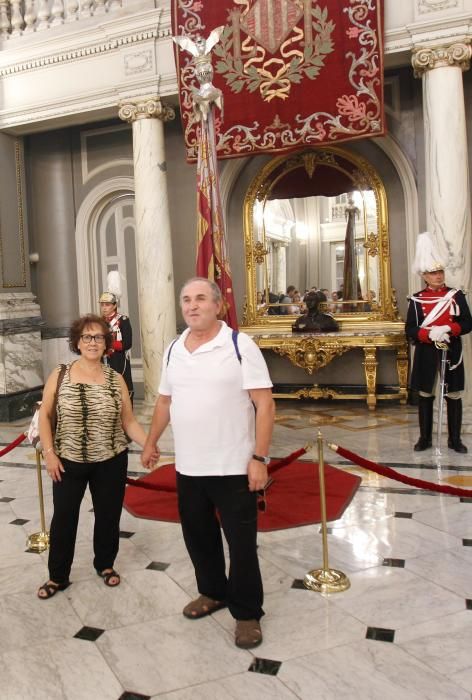 Visita a la Real Senyera en el Ayuntamiento