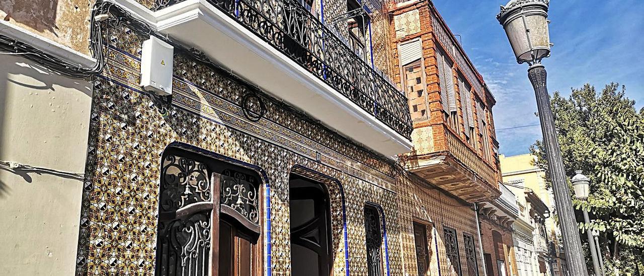 Casa rehabilitada para alquiler asequible en la Calle La Reina y diseñada por J. Goerlich. | LEVANTE-EMV