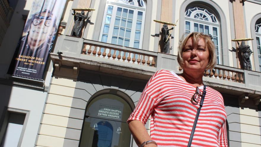 Mari Pérez davant del Teatre-Museu Dalí de Figueres.