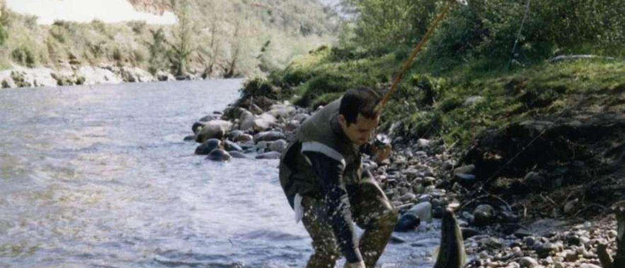 El autor del artículo, en los años 60, tras capturar un salmón en el coto La Tea del río Narcea.