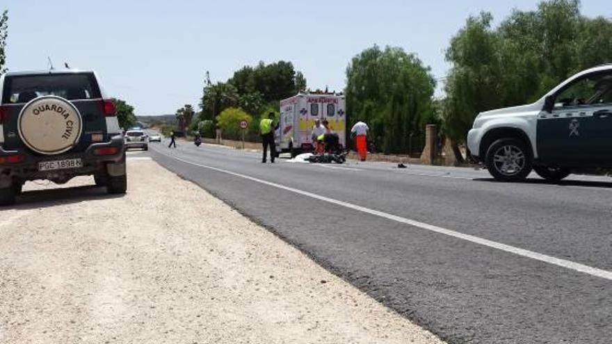 Efectivos sanitarios y de la Guardia Civil junto al cadáver del hombre en Sax.