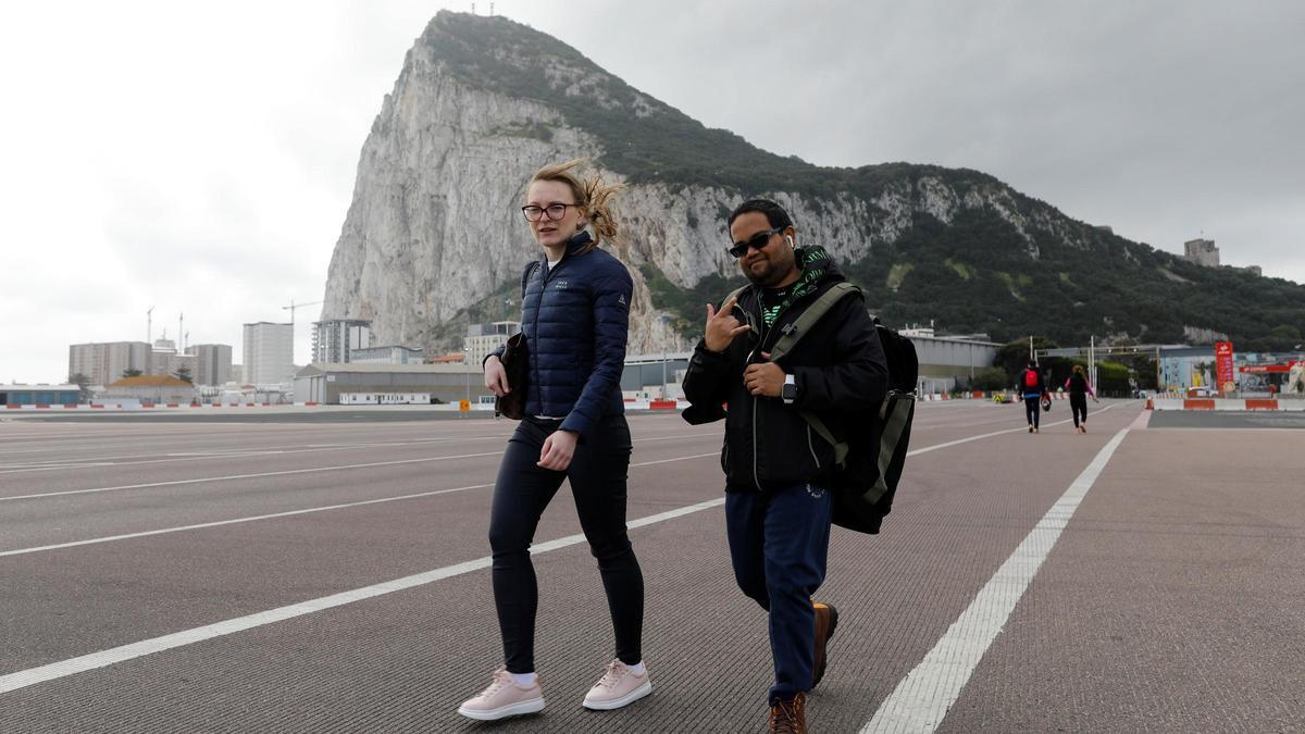 Los ciudadanos de Gibraltar se quitan la mascarilla.