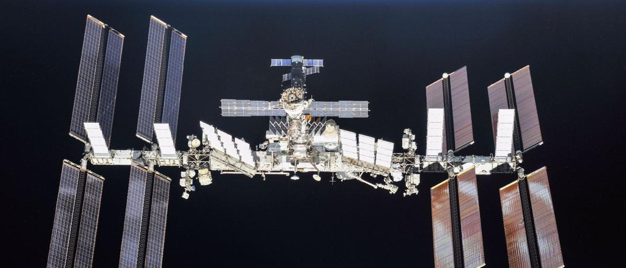 La Estación Espacial Internacional se divisará como un punto de luz cruzando el cielo a gran velocidad.