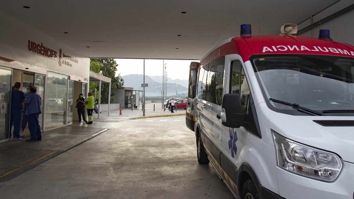 Una ambulancia en la puerta de Urgencias del Hospital de la Ribera.