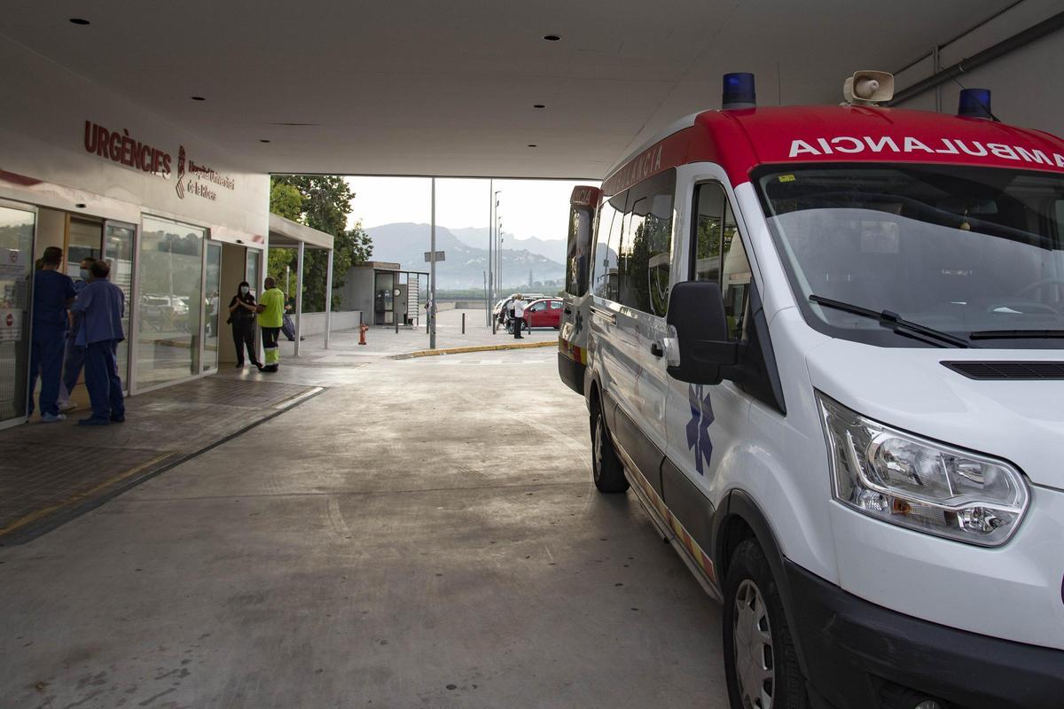 Una ambulancia en la puerta de Urgencias del Hospital de la Ribera.